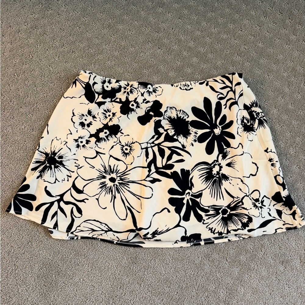 Abercrombie & Fitch Black and Cream Floral Mini Skort